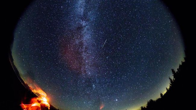 Hujan Meteor Langka Menerangi Langit Malam di Berbagai Belahan Dunia